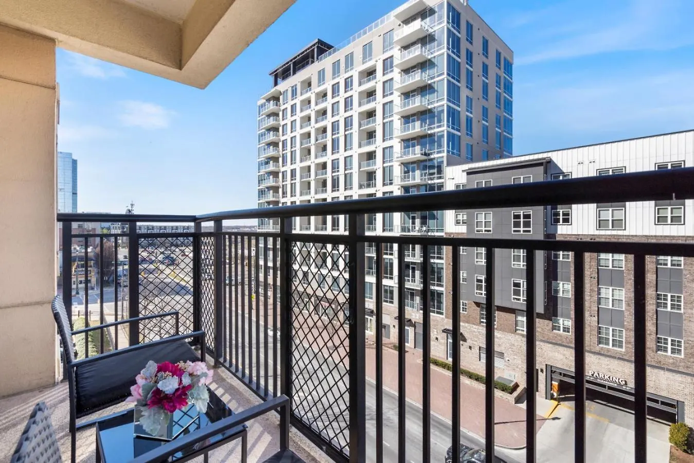 夏洛特Bright Uptown Bliss - Free Parking, Walkable, Views公寓 夏洛特